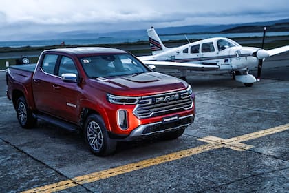 El Aeroclub de Ushuaia fue el punto elegido para la develación de la nueva RAM Dakota y los eventos con la prensa y los concesionarios.