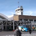 Qué puede pasar con la pareja denunciada al ser hallada semidesnuda en un vuelo que aterrizó en Rosario