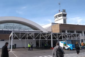 Qué puede pasar con la pareja denunciada al ser hallada semidesnuda en un vuelo que aterrizó en Rosario