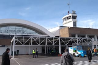 Qué puede pasar con la pareja denunciada al ser hallada semidesnuda en un vuelo que aterrizó en Rosario