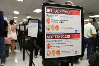 El aeropuerto de Atlanta advierte sobre la amenaza del Zika. Foto de AP/Mike Stewart