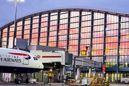 El Aeropuerto de Heathrow, la principal vía de entrada de aquellos que llegan al Reino Unido, que pide una nueva autorización electrónica.