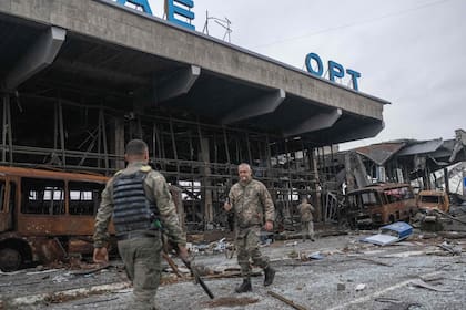 El aeropuerto de Kherson, en Chornobaivka, totalmente destruido. (Photo by BULENT KILIC / AFP)