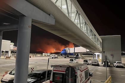 El Aeropuerto de Palermo, Italia, tuvo que cerrar durante horas por la amenaza de las llamas de los incendios forestales