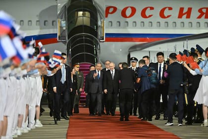 El aeropuerto de Pekín y una alfombra roja para recibir al líder del Kremlin