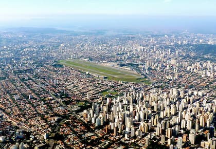 El Aeropuerto de Sáo Paulo/Congonhas, emplazado entre altos edificios solo recibe trafico domestico debido a la limitacion de su pista estrecha