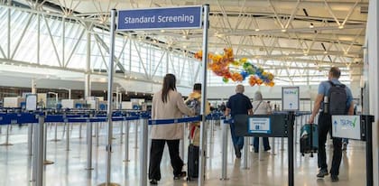 El Aeropuerto Intercontinental George Bush de Houston reporta demoras de 150 minutos por el cierre parcial del gobierno y la falta de personal de la TSA