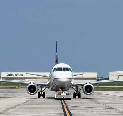 El aeropuerto internacional de Georgia, Estados Unidos tiene dos tumbas en su pista de aterrizaje