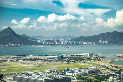 El aeropuerto internacional de Hong Kong fue montado en isla artificial por la falta de espacio en la ciudad.