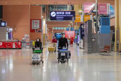 El aeropuerto internacional de Kansai en Osaka, Japón, estaba casi vacío el martes 31 de marzo de 2020. Japón ha prohibido a los visitantes de la mayor parte de Europa y está considerando negar la entrada a los viajeros de Estados Unidos.