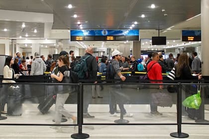 El Aeropuerto Internacional de Miami los viajeros pueden llegar a esperar hasta 43 en pasar por control migratorio