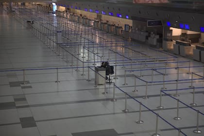 El aeropuerto Ministro Pistarini pasó de cien vuelos a uno o dos por día. Desde el 20 de marzo de 2020 y por varios meses sólo operaron vuelos de repatriación y de emergencia sanitaria.