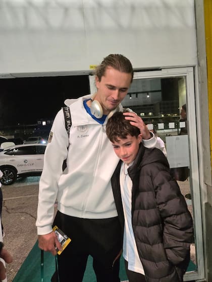 El afectuoso gesto de Zverev con Stefano, uno de los hijos de Frana: el alemán vio al chico muy triste por la derrota del equipo y se acercó para darle ánimo