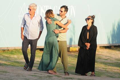 El afectuoso saludo bajo la mirada de los padres de la actriz, Guillermo Rivero y Rita del Valle Martínez, con quienes se retiró del lugar.
