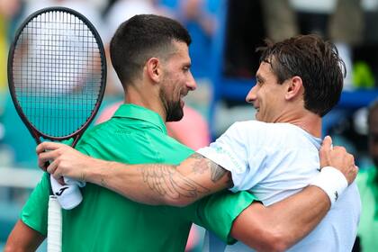 El afectuoso saludo entre Djokovic y Ugo Carabelli, en marzo pasado, en Miami, cuando el serbio se impuso por la tercera ronda