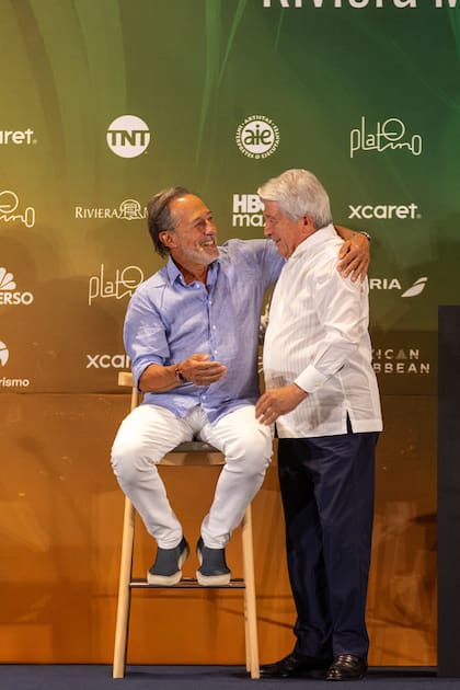 El afetuoso saludo entre Guillermo Francella y Enrique Cerezo, presidente de los Premios Platino y del Club Atlético de Madrid. Por supuesto que hablaron de fútbol antes de la conferencia de prensa