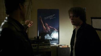 El afiche de Evil Dead custodiando el cuarto de Jonathan