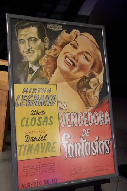 El afiche de La vendedora de fantasías, un film icónico en blanco y negro de 1950 dirigido por Daniel Tinayre y protagonizado por Mirtha Legrand, Alberto Closas y Beba Bidart, que exhibe el Malba. Durante todo el mes, el museo proyectará varios de los clásicos de Argentina Sono Film. 