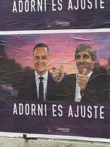 El afiche de Manuel Adorni junto al ministro de Economía de la Nación, Luis Caputo