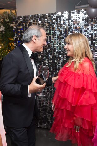 El agasajado con Amalia Amoedo, con vestido y zapatos de Valentino.