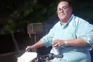 Filmaron a un inspector de tránsito que conducía una moto sin patente ni casco y tomando cerveza