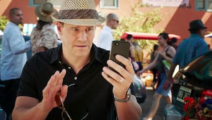 El agente del FBI Seeley Booth (David Boreanaz) en el capítulo que lo ubica en Buenos Aires, en la serie Bones