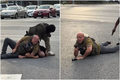 El agente del ICE se lanzó al suelo para recuperar su arma, sin embargo, al incorporarse y agarrarla, la orientó de manera momentánea en dirección a un grupo de personas que observaban la escena