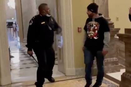 El agente Eugene Goodman recibió elogios por su actuación en el Capitolio