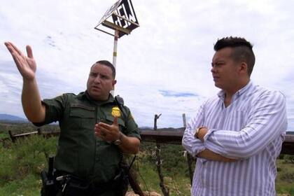 El agente Hernández (izda) le explicó al periodista de la BBC Nick Kwek cómo es la tecnología que se usa