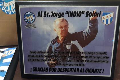 El agradecimiento de los hinchas del Decano es eterno y se expresa en una plaqueta; Solari sembró la semilla de este buen presente para los tucumanos.