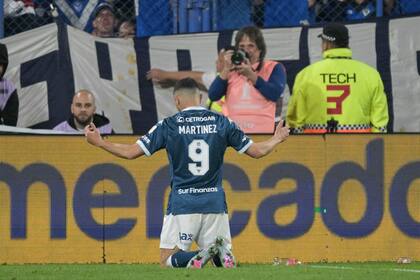 El agradecimiento religioso de Martinez tras anotar contra Vélez en la Copa Libertadores (Photo by JUAN MABROMATA / AFP)