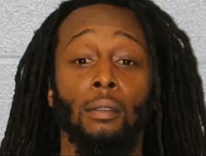 El agresor, Decarlos Brown, con historial criminal, fue detenido y acusado