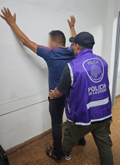 El agresor estaba prófugo de la justicia.