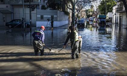 El agua afectó la esquina de Dragones y La Pampa y los alrededores