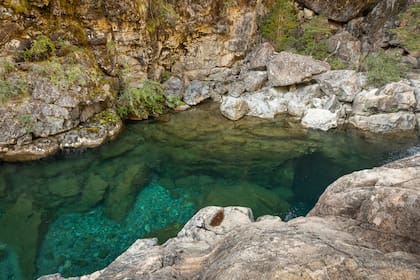 El agua azul-turquesa del Cajón del Azul atrae a los trekkers.