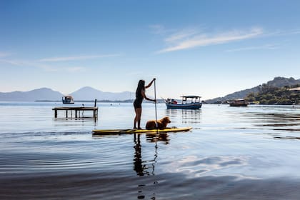 El agua cálida y tranquila de muchas playas de la isla son un imán para los argentinos