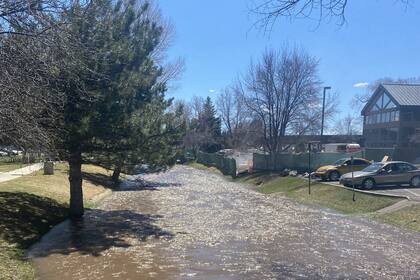 El agua comenzó a circular por algunas avenidas y carreteras de Flagstaff