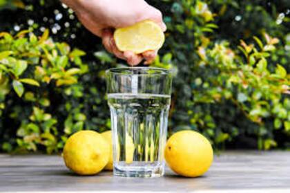 El agua con limón es un remedio casero que actúa tanto por el interior del cuerpo como por el exterior