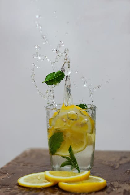 El agua con limón tiene muchas propiedades buenas para el organismo (Foto de carácter ilustrativo: PEXELS)