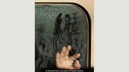 El agua condensada en las ventanas del metro agregan un lado oscuro a la compresión de Tokio. Tengo fotos de manos que han borrado la condensación y que parecen escribir un mensaje en la ventana, en caligrafía japonesa: Ayúdame, estoy atrapado, llama a la policía, cuenta Wolf