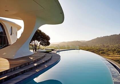 El agua de la pileta ofrece una perfecta transición visual entre la arquitectura y la naturaleza que la rodea.