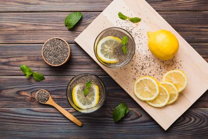 El agua de limón con chía es una bebida refrescante conocida por sus efectos positivos en la salud 