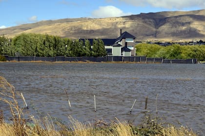 El agua del lago Argentino inundó las cercanías del Hotel Los Sauces