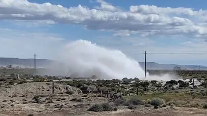 El agua emana por una de las roturas del Acueducto Lago Musters, en el tramo más crítico