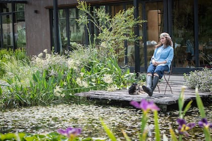El agua en el jardín genera un espacio de calma y bienestar