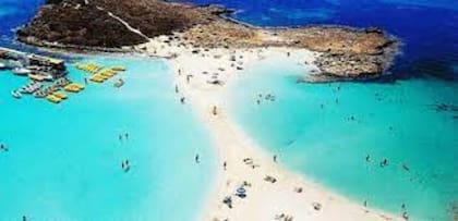 El agua es lo suficientemente limpia y transparente como para que la playa haya recibido la designación de bandera azul