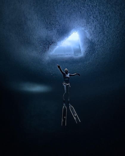 El agua estaba tan fría que la apneísta Anna Von Boetticher solo podía permanecer sumergida menos de un minuto (Foto: Alex Dawson)