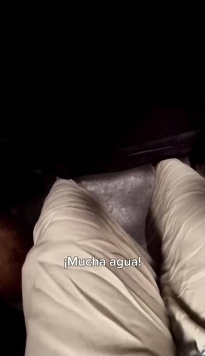 El agua ingresó de golpe en el barco y aumentó la tensión del viaje