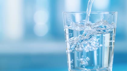 El agua mineral posee compuestos saludables para el organismo