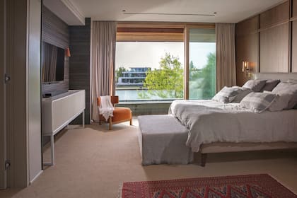 El agua, otra de las pasiones de Ezequiel (hace surf y wind foil) puede verse desde todos lados. “Mi familia es de Necochea. Eso me dio esa idea de la arquitectura de playa, de traer un poco el mar y la arena adentro de la casa”, dice